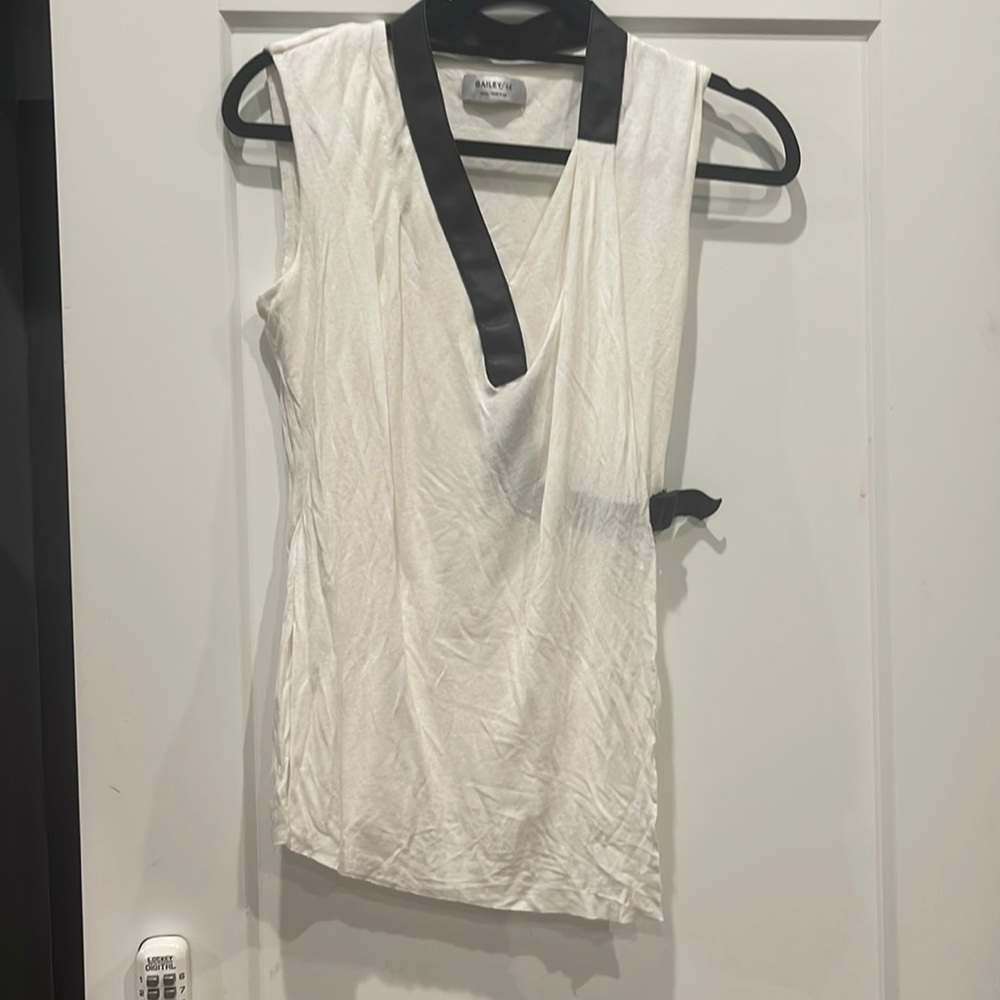 Bailey 44 beautiful leather trim white top